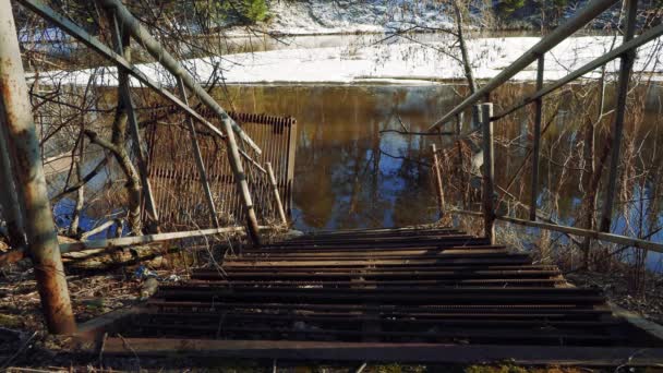 Viejo embarcadero oxidado junto al río — Vídeo de stock