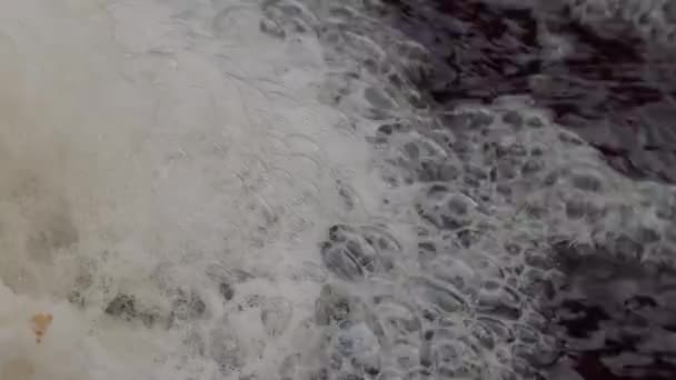 Schiuma bianca sul fiume da vicino — Video Stock