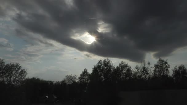 Le soleil s'est couché derrière un nuage — Video