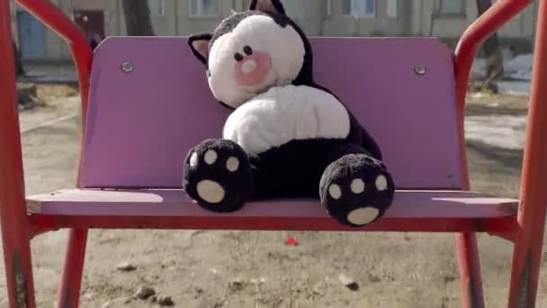 Плюшевая игрушечная кошка качается на качелях — стоковое видео