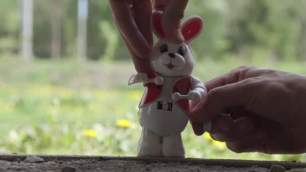 Mechanische Clockwork Toy Bunny drummer — Stockvideo