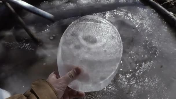 Кусок льда в руке человека — стоковое видео