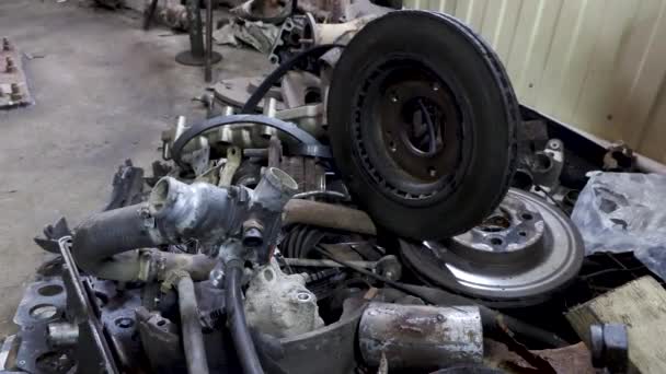 Oude en tweedehands auto motor onderdelen in de garage — Stockvideo