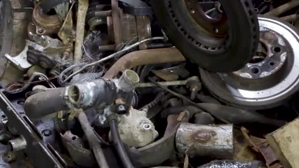 Peças sobresselentes velhas e usadas do motor do carro na garagem — Vídeo de Stock