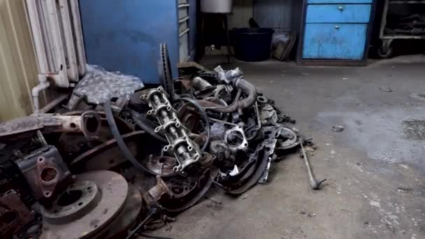 Oude en tweedehands auto motor onderdelen in de garage — Stockvideo