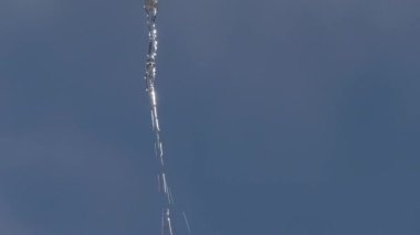 buz sarkıtı çatıda erir