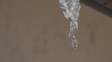 buz sarkıtı yakın çekimde erir