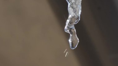 buz sarkıtı yakın çekimde erir