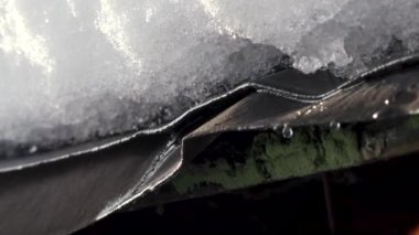 kar erir ve su damlaları evin eski çatıdan damla