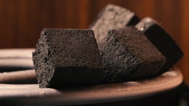 nargile için hindistan cevizi kömür timelapse video ısıtılır