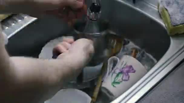 Мытье грязной посуды в раковине — стоковое видео