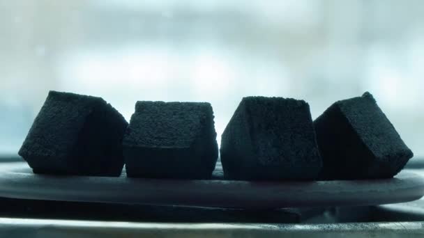 Kokosový uhlí pro vodní dýmka zahřáté video — Stock video