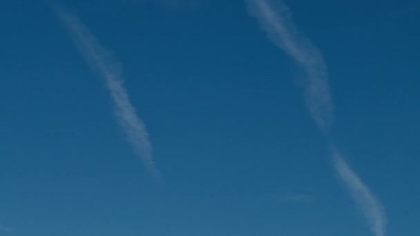 구름이 하늘 타임랩스 비디오를 가로질러 이동 — 비디오