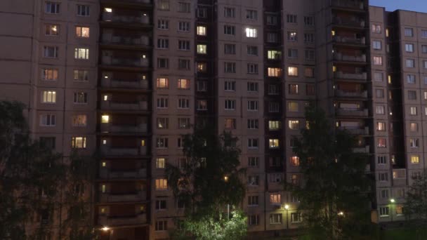 Flera våningar panel hus på kvällen — Stockvideo