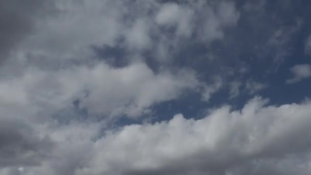 Nubes blancas en el cielo azul timelapse video — Vídeos de Stock