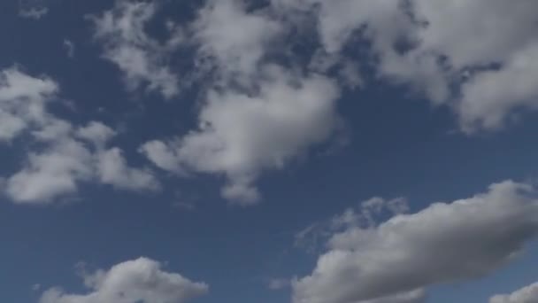 Nuages blancs dans le ciel bleu timelapse vidéo — Video
