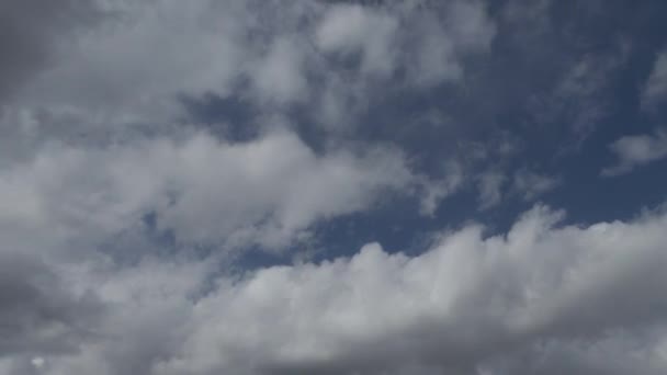 Bílé mraky v modrém nebi s časukým obrazem — Stock video
