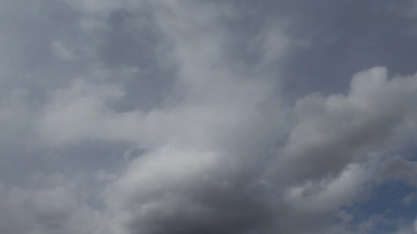 Белые облака в голубом небе хронометраж видео — стоковое видео