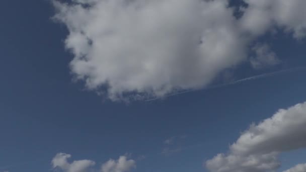 Nuvens brancas no céu azul timelapse vídeo — Vídeo de Stock