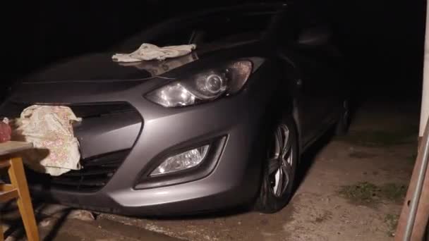 Auto koplamp polijsten in de garage timelapse video — Stockvideo