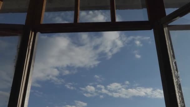 Nuvens fora da janela timelapse vídeo — Vídeo de Stock
