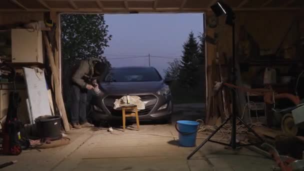 Coche faros pulido en el video timelapse garaje — Vídeos de Stock