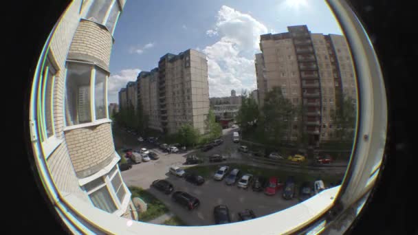 Timelapse видео во дворе многоэтажных зданий. Оптический эффект круглой линзы — стоковое видео