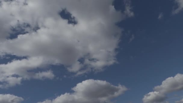 Witte wolken in de blauwe hemel timelapse video — Stockvideo