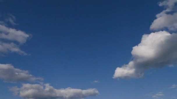 Белые облака в голубом небе хронометраж видео — стоковое видео