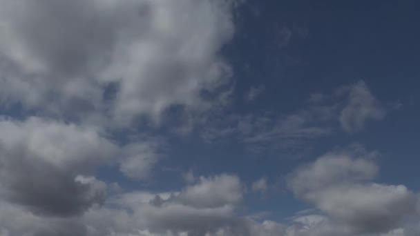 White clouds in the blue sky timelapse video — Stock Video