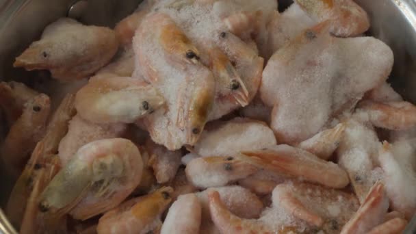 Crevettes sont décongelés dans une casserole timelapse vidéo — Video