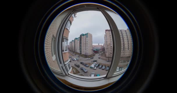 Vídeo timelapse no pátio de edifícios de vários andares. Lente de peixe circular de efeito óptico — Vídeo de Stock