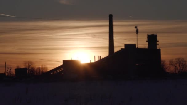 Gamla övergivna fabriken på bakgrunden av solnedgången vinter Timelapse video — Stockvideo