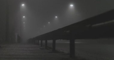 geceleri boş bir gizemli sisli şehir sokakta yavaş pürüzsüz hareket