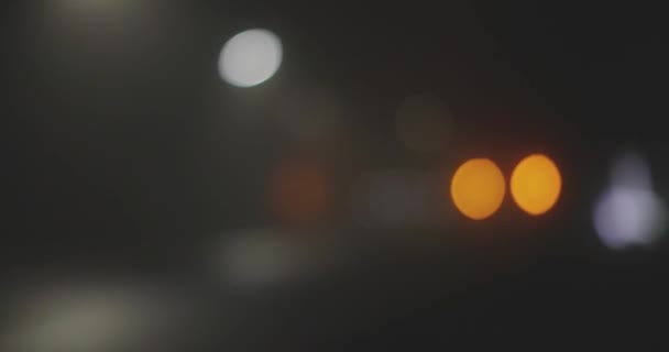 Gul, blinkende trafikklys tåkete natt – stockvideo