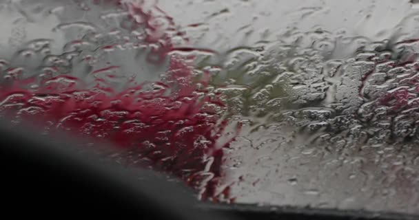 Σταγόνες βροχής στο παρμπρίζ της αποστράγγισης του αυτοκινήτου μέρα μέσα όψη — Αρχείο Βίντεο