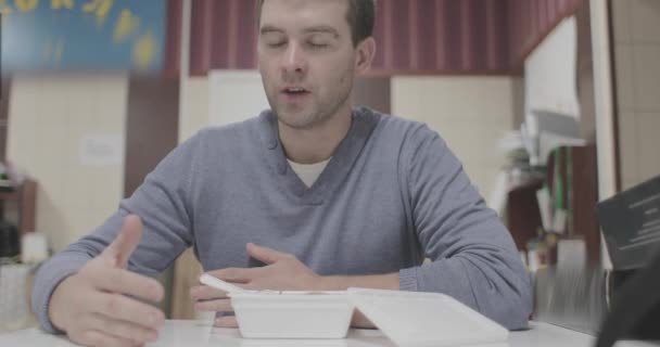 Jonge man genieten van een moment na een heerlijke maaltijd — Stockvideo