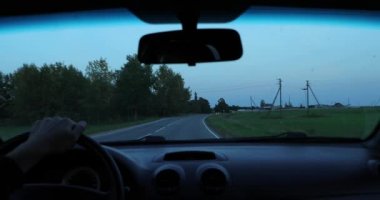 sürücü arabayı sürer ve kamera arabanın içinden çeker