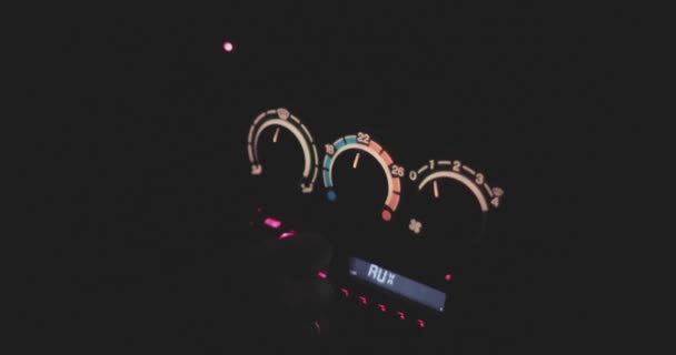 Mão ajusta o volume do rádio no carro à noite — Vídeo de Stock