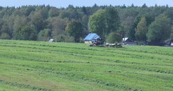 Caminhão fazenda cortando grama em um prado na temporada de outono — Vídeo de Stock