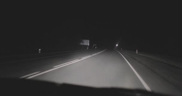 Voiture conduit sur une route asphaltée la nuit la caméra l'enlève de l'intérieur — Video