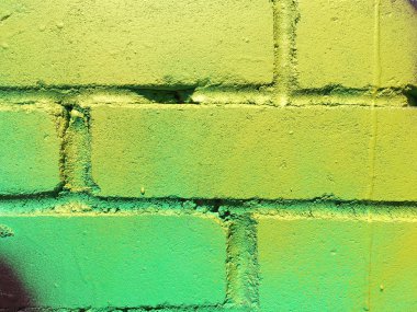 eski bir tuğla duvara renkli boya yakın