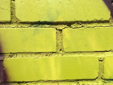 eski bir tuğla duvara renkli boya yakın