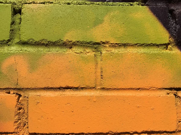 eski bir tuğla duvara renkli boya yakın