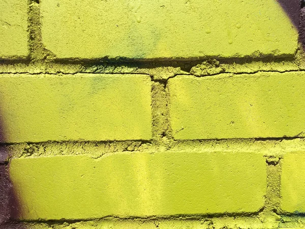 eski bir tuğla duvara renkli boya yakın