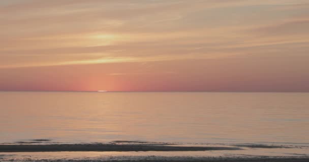 Puesta de sol en el mar con hermosas nubes — Vídeos de Stock