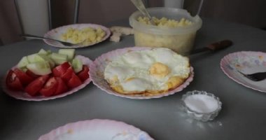 sebze ile birlikte çırpılmış yumurta ve patates püresi ile her zamanki servis masası