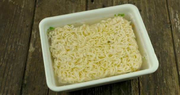 Fideos instantáneos se vierten con agua hirviendo — Vídeo de stock