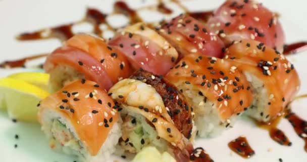 Sushi appetitoso su una piastra bianca ruotano intorno al suo asse vista dall'alto — Video Stock
