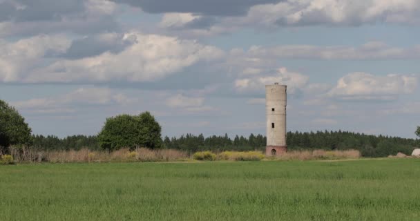 Gökyüzüne karşı alanda tuğla ile su kulesi — Stok video